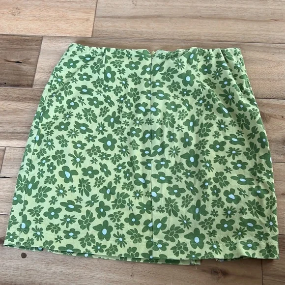 Green floral skirt. - Picture 2 of 4